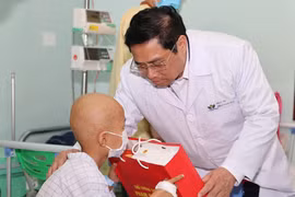 Thủ tướng Phạm Minh Chính thăm, tặng quà các bệnh nhi nhân ngày 1/6