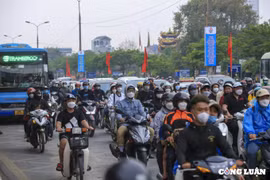 Người dân đổ về Hà Nội sau kỳ nghỉ lễ, nhiều tuyến đường ùn ứ