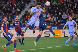 Barca phải chịu 3 quả penalty vẫn thắng ngược Levante