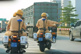 CSGT đưa cháu bé đi cấp cứu