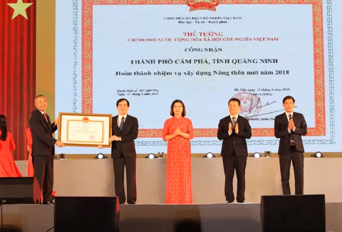 Thừa ủy quyền của Thủ tướng Chính phủ, ông Phùng Đức Tiến, Thứ trưởng Bộ NN và PTNT đã trao Bằng công nhận thành phố hoàn thành nhiệm vụ xây dựng nông thôn mới cho thành phố Cẩm Phả.