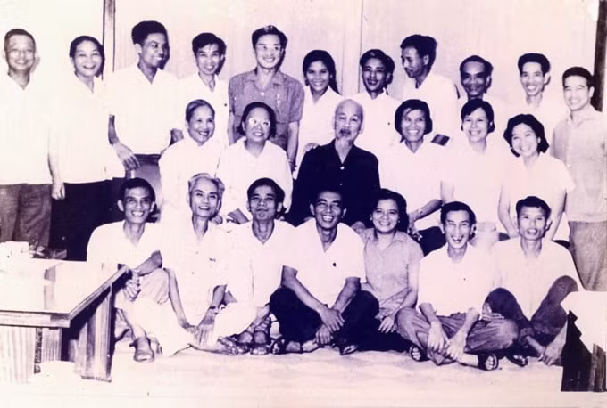 Bà Xuân Phượng (thứ 3 từ phải qua) chụp ảnh với Bác Hồ, năm 1967.