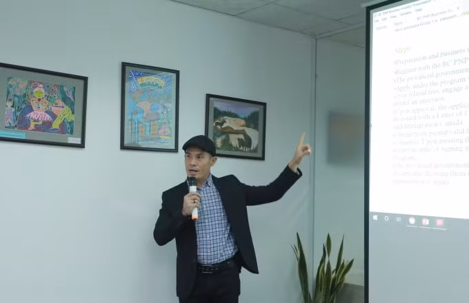 Luật sư di trú - Tiến sĩ giải pháp chiến lược Wisanu Krutngoen chia sẻ với người dân tại TP.HCM.