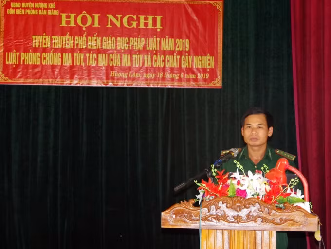Cán bộ Biên phòng giới thiệu Luật Phòng chống ma tuý tại lớp tập huấn