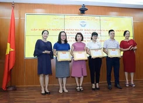 Bà Hà Kim Chi - Phó Trưởng Ban Kiểm tra Hội Nhà báo Việt Nam và bà Vũ Thị Hà - Phó Trưởng Ban Công tác Hội Hội Nhà báo Việt Nam chúc mừng các tác giả đoạt giải Báo chí Liên chi hội Nhà báo TT&TT lần thứ XV năm 2018. Ảnh: PV