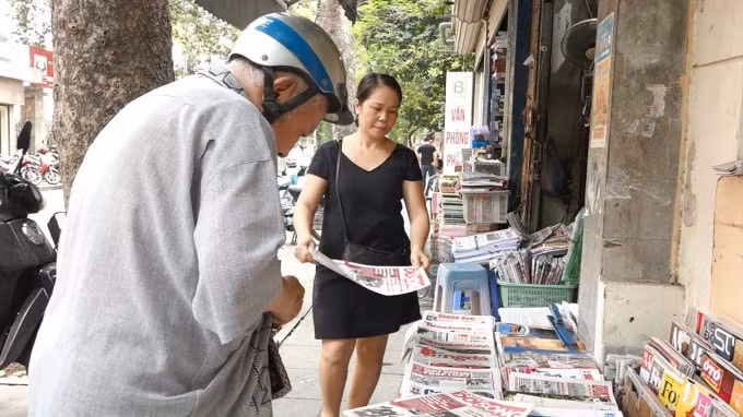 Sạp báo trên phố Phan Huy Chú, Hoàn Kiếm, Hà Nội.