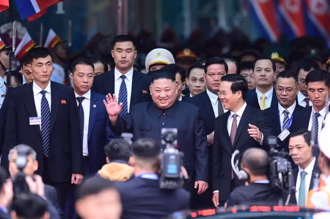 Bức ảnh Đón chủ tịch nước Kim Jong Un đến dự hội nghị Thượng đỉnh tại ga Đồng Đăng - Lạng Sơn (Tác giả: Giang Huy) trưng bày tại triển lãm.