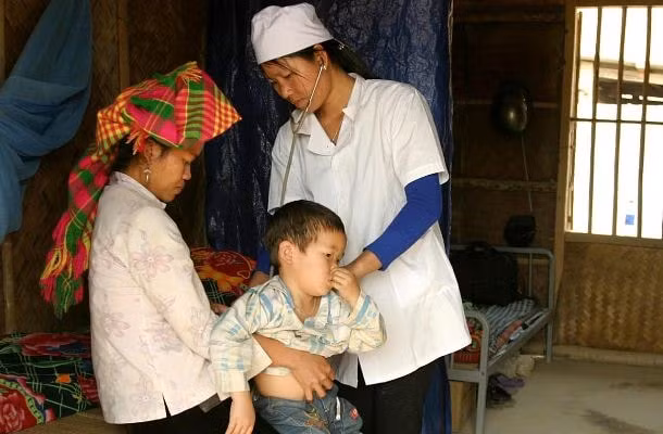 Cơ sở hạ tầng và nguồn nhân lực còn khó khăn, thiếu thốn, nhưng đội ngũ y bác sĩ Lai Châu đã cố gắng để thực hiện công tác khám chữa bệnh cho đồng bào các dân tộc. Ảnh: TTXVN