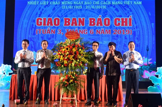 Phó Thủ tướng Vũ Đức Đam gửi tặng lẵng hoa chúc mừng Ngày Báo chí Cách mạng Việt Nam gửi tới đội ngũ người làm báo cả nước. Ảnh: VGP/Nhật Bắc