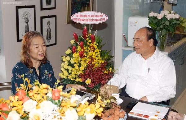 Thủ tướng Nguyễn Xuân Phúc tặng hoa nhà báo Nguyễn Thị Hằng Nga. Ảnh: VGP
