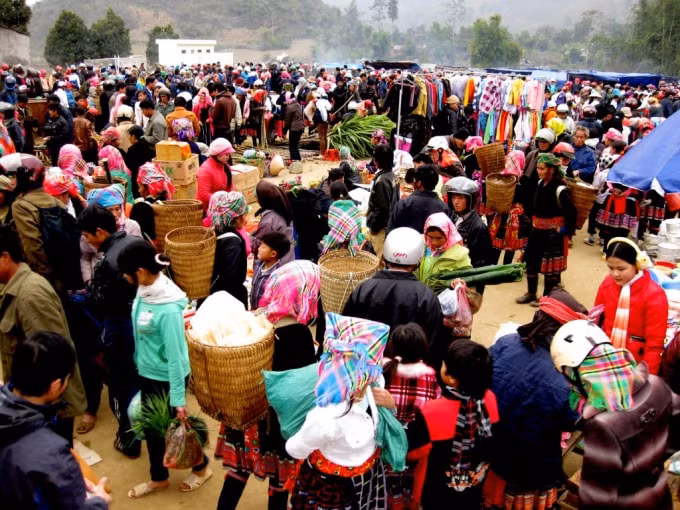 Phiên chợ San Thàng vào ngày cuối năm.