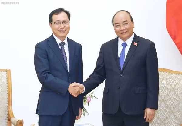 Thủ tướng Nguyễn Xuân Phúc và ông Choi Joo Ho, Tổng Giám đốc Tổ hợp Samsung Việt Nam. Ảnh: VGP