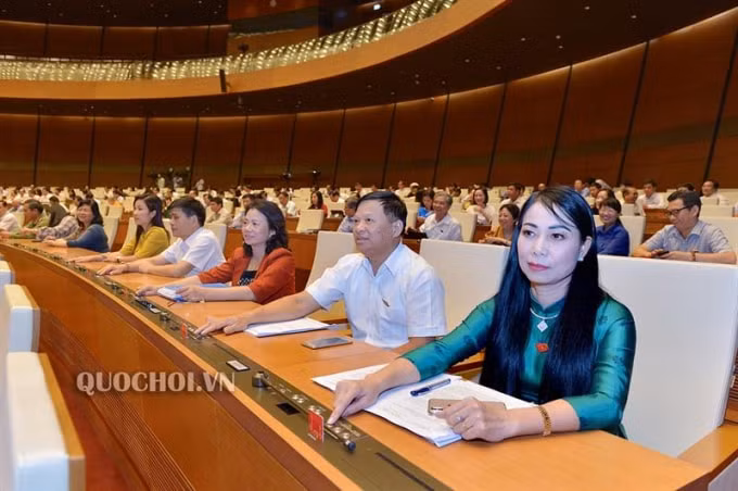 Đại biểu Quốc hội ấn nút biểu quyết thông qua dự án Luật phòng chống tác hại rượu, bia.