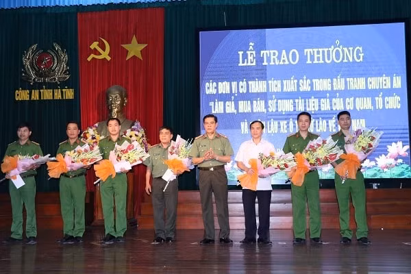 Giám đốc Công an tỉnh Hà Tĩnh khen thưởng các tập thể, cá nhân có thành tích xuất sắc trong ban chuyên án. Ảnh: CAHT