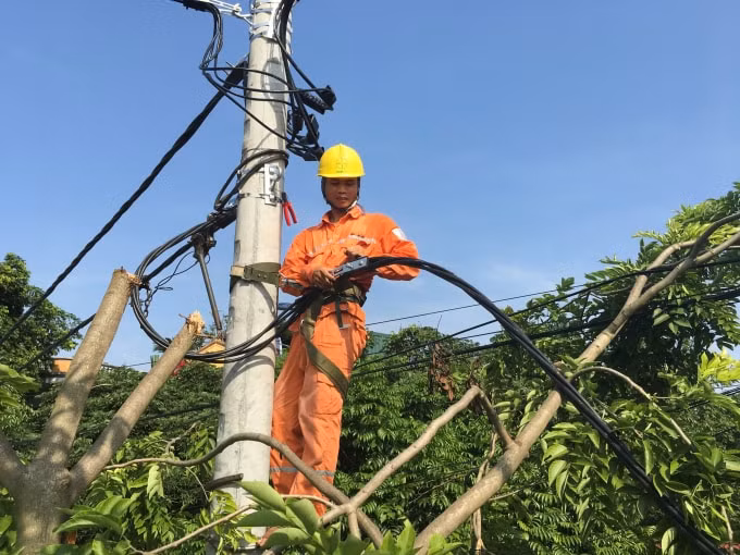 Cán bộ Cty Điện lực Hà Nam kéo bổ sung đường dây để san tải trạm biến áp Thanh Bình.