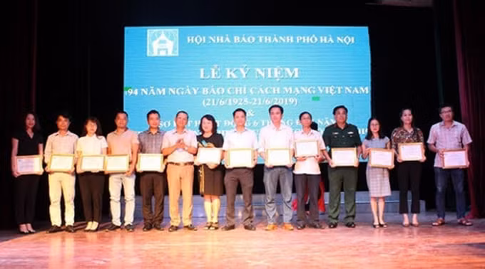 Các Chi hội thuộc Hội Nhà báo TP Hà Nội được khen thưởng vì thành tích xuất sắc. Ảnh: anninhthudo.vn
