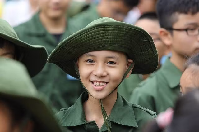 Chiến sĩ nhỏ trong màu áo lính trong kỳ học quân sự do tập đoàn Viettel tổ chức. Ảnh: NVCC