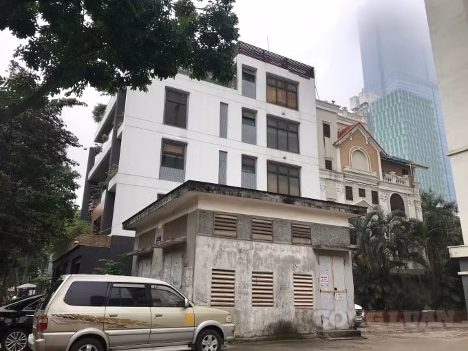 Công trình số 1 BT1, số 29 BT1, số 7 BT2 đã được cơi nới, xây dựng khác hẳn với các căn biệt thự còn lại tại KĐT Mễ Trì Hạ