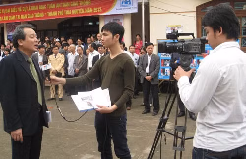Phóng viên Đài PT-TH Thái Nguyên tác nghiệp (ảnh có tính chất minh họa). Ảnh: Internet