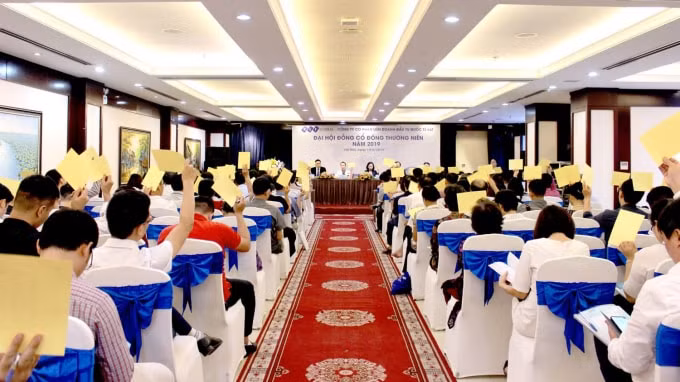 Cổ đông biểu quyết thông qua chương trình đại hội