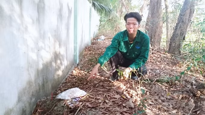 Nhân viên Nhà máy xử lý rác thải chỉ nơi chôn cất thai nhi.