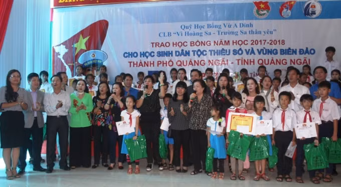 Trao học bổng Vừ A Dính cho học sinh dân tộc thiểu số, vùng biển đảo tỉnh Quảng Ngãi. Ảnh: TL