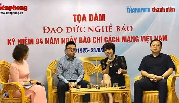 Các nhà báo trao đổi tại buổi tọa đàm. Ảnh: Vũ Thơ