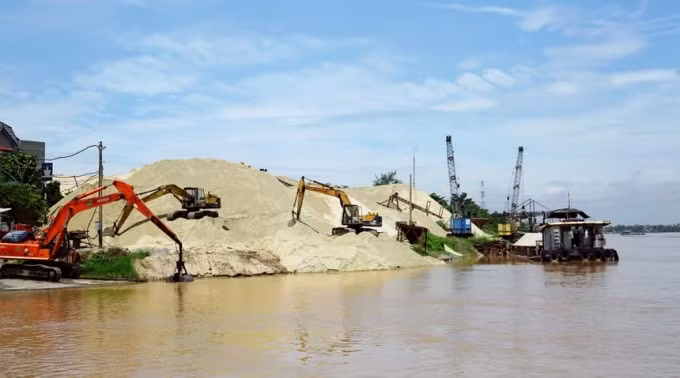 Hà Nội kiên quyết xóa bỏ các bến bãi tập kết cát, sỏi trái phép trước ngày 31/7. Ảnh minh họa