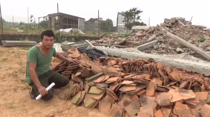 Ông Đỗ Quốc Doanh bên công trình bị cưỡng chế của gia đình mình