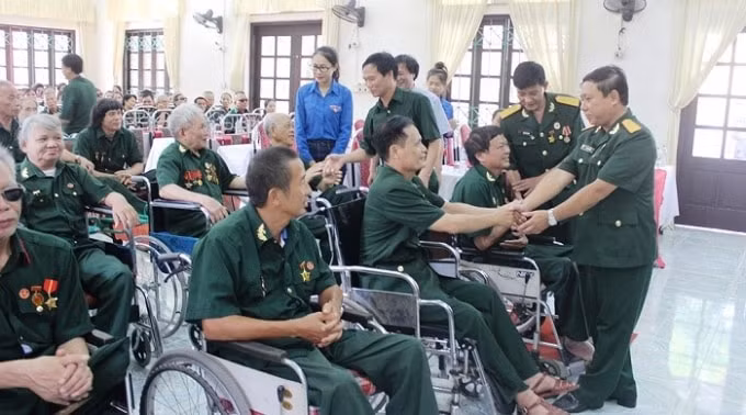 Tổng kinh phí để tặng quà cho đối tượng người có công với cách mạng nhân dịp kỷ niệm 72 năm ngày Thương binh - Liệt sĩ là hơn 332,5 tỷ đồng. ( ảnh minh họa, nguồn internet)