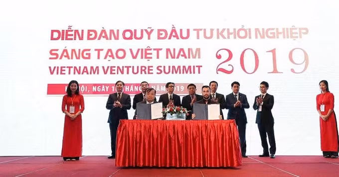 Bộ Kế hoạch và Đầu tư và tổ chức SGInnovate ký kết Bản ghi nhớ hợp tác để tạo lập và phát triển các start-up hoạt động trong lĩnh vực công nghệ chuyên sâu (deep tech). Ảnh: Nguyệt Minh