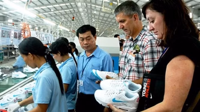 Kiểm tra chất lượng tại một nhà máy của Nike ở Việt Nam. (Ảnh: vibonline.com.vn)