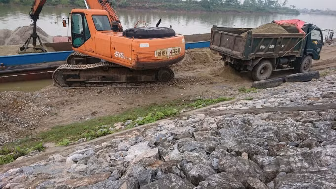 Công ty TNHH Quyền Anh lập điểm trung chuyển ngay chân kè đã diễn ra nhiều năm nhưng cơ quan chức năng làm ngơ.