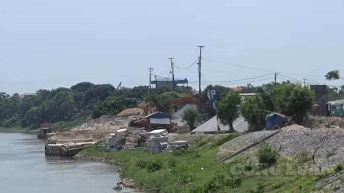 Doanh nghiệp tư nhân An Hải của ông Đỗ Văn Cừ cũng ngang nhiên xâm hại kè nhưng không bị xử lý mà còn được 