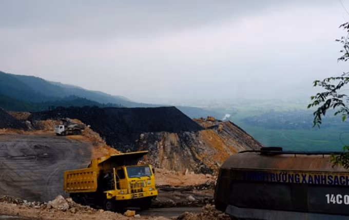 Lợi dụng vào việc thực hiện Dự án xây nhà máy xử lý rác thải, Công ty Viễn Đông đã khai thác hàng trăm tấn than từ vỉa 24, vỉa 25 được di dời ra ngoài ranh giới dự án. Ảnh - Thanh niên