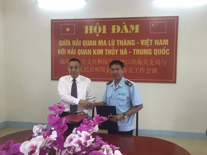 Ông Đào Ngọc Sơn (bên phải) trong cuộc hội đàm với Hải quan Trung Quốc.