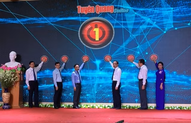 Các đại biểu ấn nút khai trương báo Tuyên Quang điện tử tiếng Anh. Ảnh: nhandan.com.vn