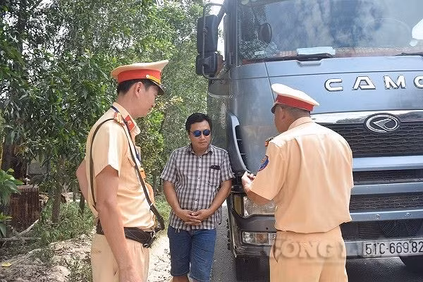 Tài xế sau khi bị phát hiện chở hàng quá trọng tải đã chống đối lại lực lượng chức năng.