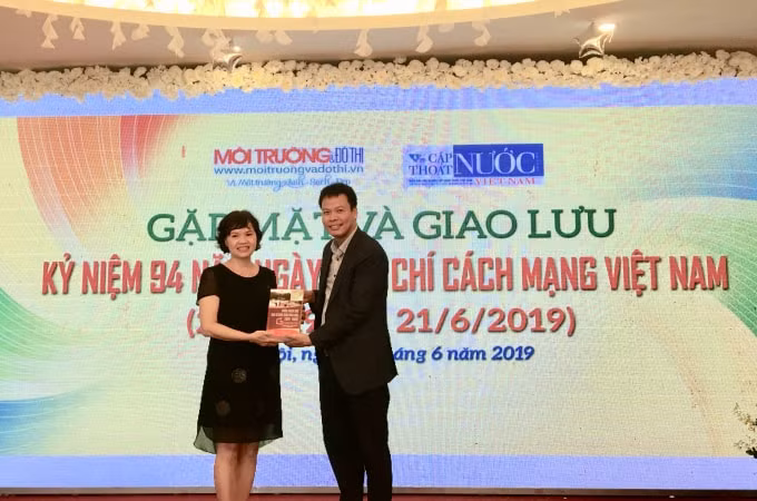 TS. Đồng Xuân Thụ - Tổng Biên tập Tạp chí Môi trường và Đô thị Việt Nam trao 10 cuốn sách cho bà Trần Kim Hoa – Giám đốc Bảo tàng Báo chí Việt Nam. Ảnh: Hoàng Huy