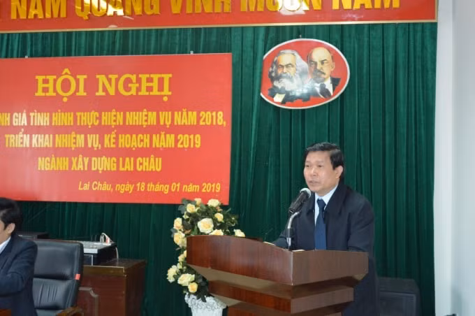 Đồng chí Bùi Quang Sắc - Tỉnh Ủy viên - Giám đốc Sở Xây dựng phát biểu tại Hội nghị.