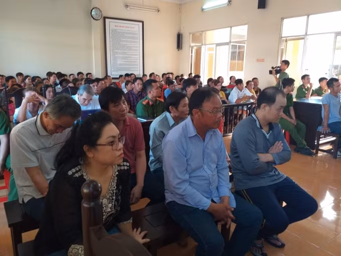 Các đối tượng tại phiên tòa xét xử sơ thẩm.