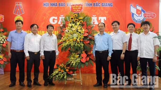 Đồng chí Lại Thanh Sơn - Phó Chủ tịch Thường trực UBND tỉnh Bắc Giang tặng hoa chúc mừng các nhà báo trong tỉnh nhân Kỷ niệm 94 năm Ngày Báo chí Cách mạng Việt Nam. Ảnh: Báo Bacgiang