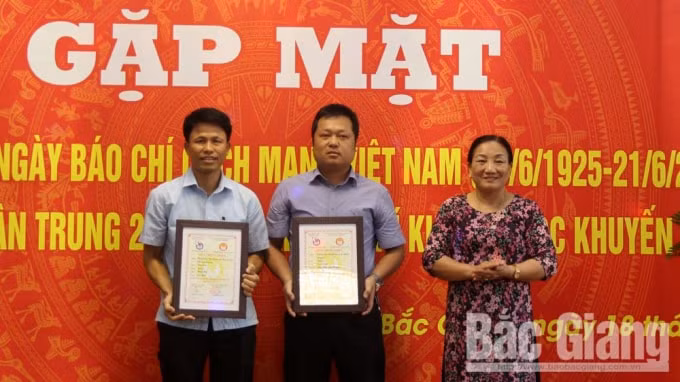 Đại diện lãnh đạo Hội Khuyến học tỉnh Bắc Giang trao A - Giải Báo chí về chủ đề 
