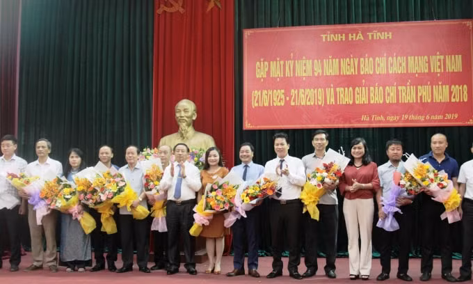 Lãnh đạo tỉnh Hà Tĩnh chúc mừng đại diện các cơ quan báo chí địa phương và trung ương đóng trên địa bàn.