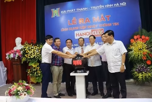 Các đại biểu bấm nút ra mắt ứng dụng HanoiClix. Ảnh: laodongthudo.vn