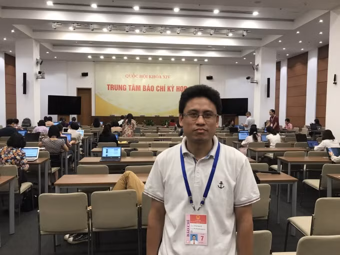 Nhà báo Lương Kết tại Trung tâm báo chí Quốc hội.
