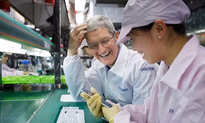 Tim Cook trong một lần thăm nhà máy sản xuất iPhone của Foxconn.