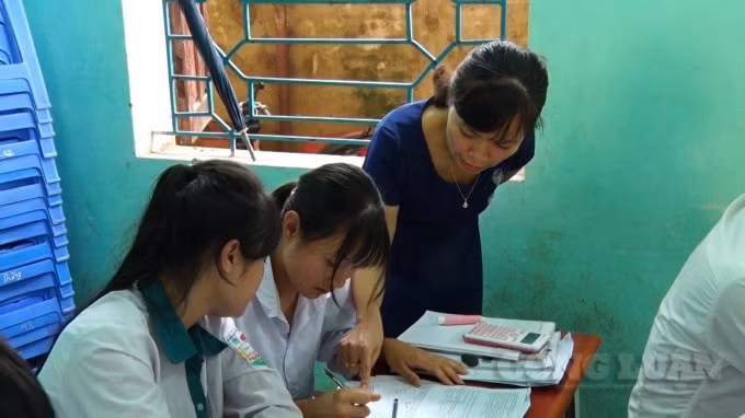 Các trường phân hóa học sinh để dạy học, ôn tập phù hợp với từng nhóm học lực, trong đó đặc biệt quan tâm đối tượng học lực yếu và trung bình.