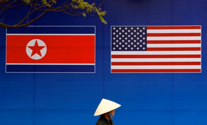 Cờ của Mỹ và Triều Tiên trong cuộc gặp hồi tháng 2 tại Hà Nội. Ảnh: Reuters