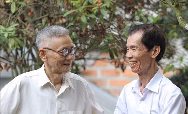 Nhà báo Duy Thảo trò chuyện với nhà văn Đỗ Chu (bên trái) nhân ngày gặp lại nhau ở Hà Nội.